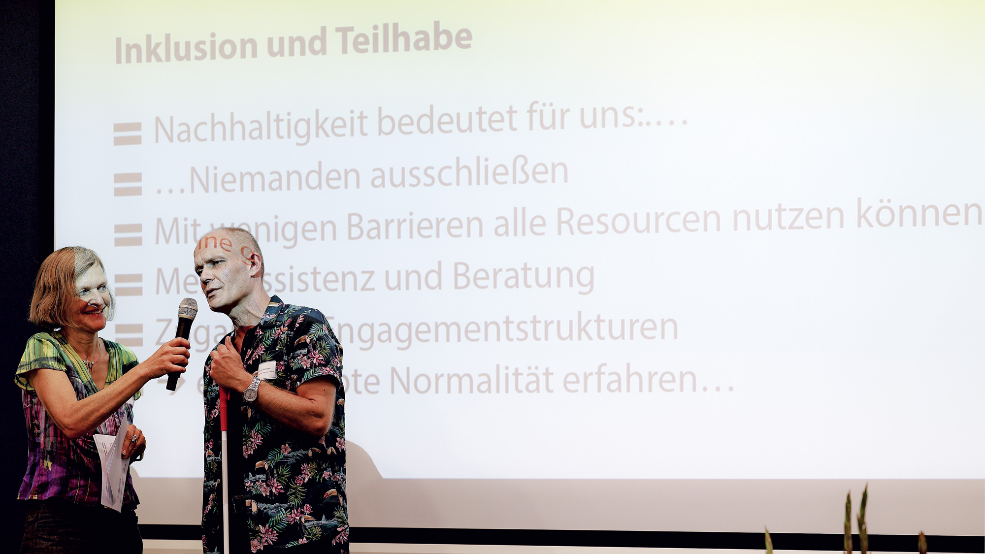 Barbara Wacker und Jörg von de Fenn präsentieren die Ergebnisse zum Workshop Inklusion im Plenum.   