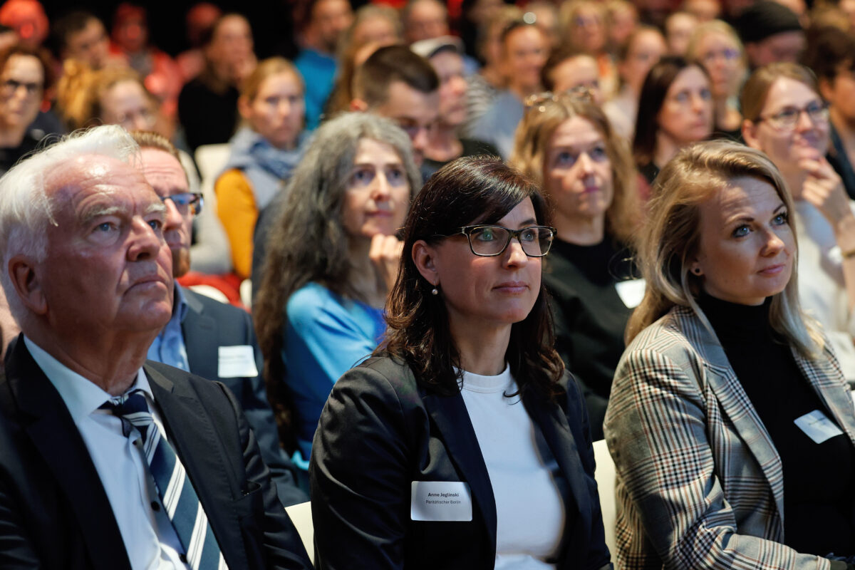 Ein Foto von der ersten Reihe des publikums.