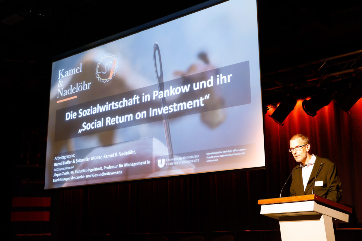 Ergebnisvorstellung - Prof. Dr. Jürgen Zerth steht auf der Bühne vor einer Präsentation